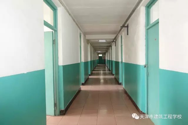 ����н������̌W(xu��)У�������I(y��)�������(d��ng)��ϵ�Ј�(b��o)��֮��