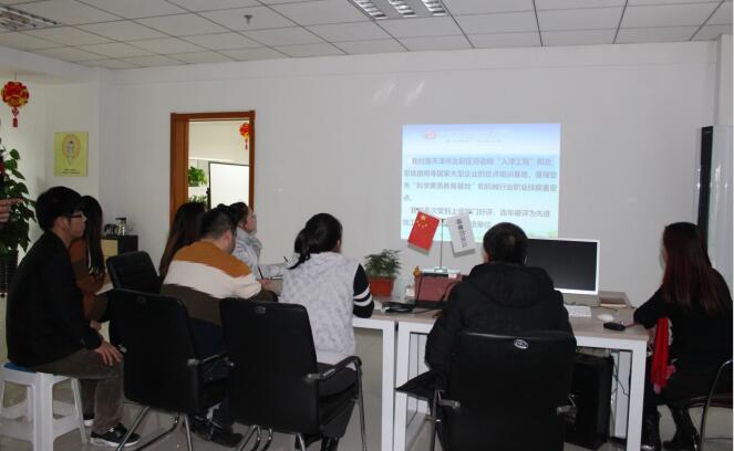 �ӱ������������̼��g�����WУ��������(chu��ng)Ԫ�����M�ИI(y��)�ս���