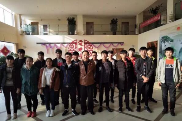 ����н������̌W(xu��)У5��12���I(y��)�������(d��ng)�ܰ���