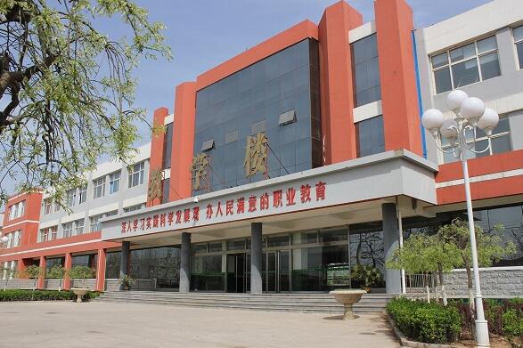 ʯ���f�f(xi��)���t(y��)�W(xu��)�еȌ��I(y��)�W(xu��)У�����������I(y��)����ʲô�؄e֮̎��