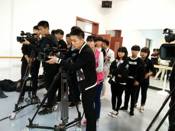 ��������Ӣ�Ž�����Ӱҕ����W(xu��)���I(y��)�᣿�W(xu��)У��(b��o)���l���߆���