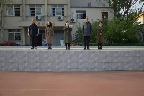 河南省工業(yè)學(xué)校開展清明節(jié)緬懷先烈主題升旗儀式 河南省工業(yè)學(xué)校開展清明節(jié)緬懷先烈主題升旗儀式