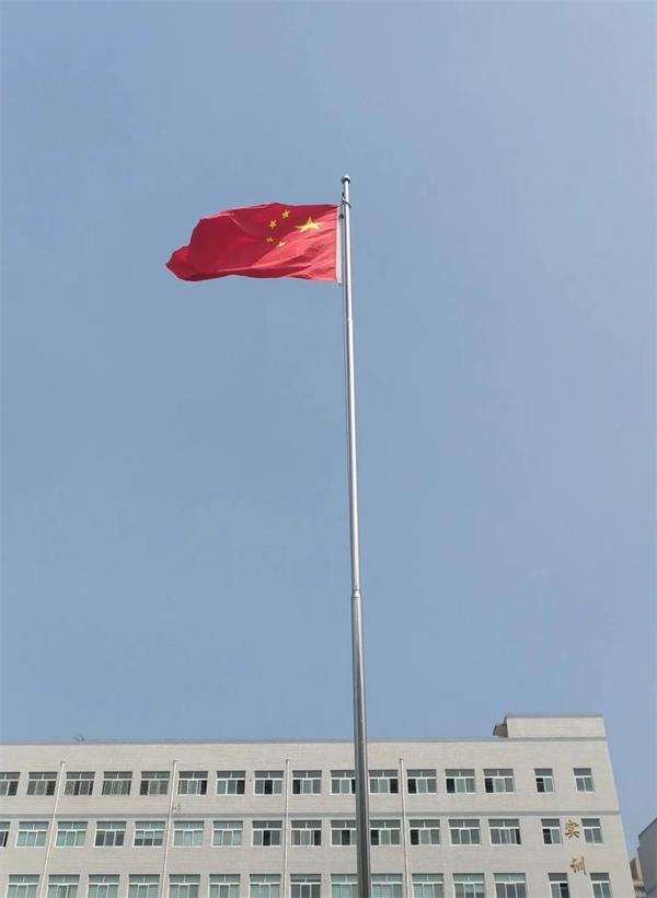 河南省工業(yè)學(xué)校開展清明節(jié)緬懷先烈主題升旗儀式 河南省工業(yè)學(xué)校開展清明節(jié)緬懷先烈主題升旗儀式