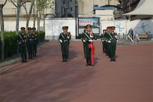 河南省工業(yè)學(xué)校開展清明節(jié)緬懷先烈主題升旗儀式 河南省工業(yè)學(xué)校開展清明節(jié)緬懷先烈主題升旗儀式