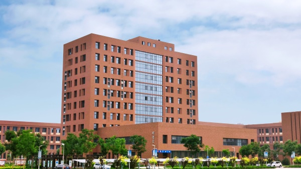 ʯ���f���н��O(sh��)�W(xu��)У���Fӆ�ΰ�ò�����