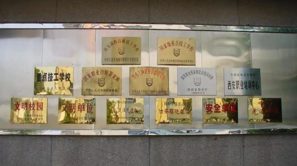 �����F·�߼�(j��)�����W(xu��)У������M(f��i)��